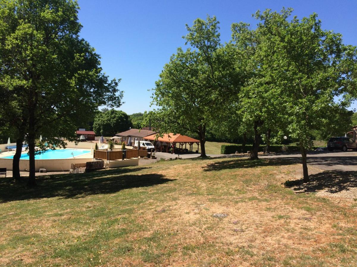Les Sentiers Du Causse Hotell Lentillac du Causse Exteriör bild